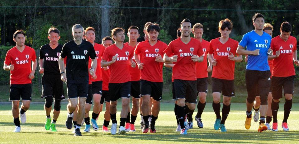 　ランニングをする日本代表の選手たち＝千葉県内