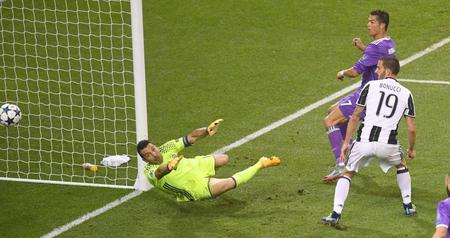 　欧州ＣＬ決勝で、自身２点目のゴールを決めるＲマドリードのロナルド（右奥）＝カーディフ（ゲッティ＝共同）