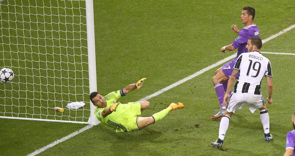 　欧州ＣＬ決勝で、自身２点目のゴールを決めるＲマドリードのロナルド（右奥）＝カーディフ（ゲッティ＝共同）