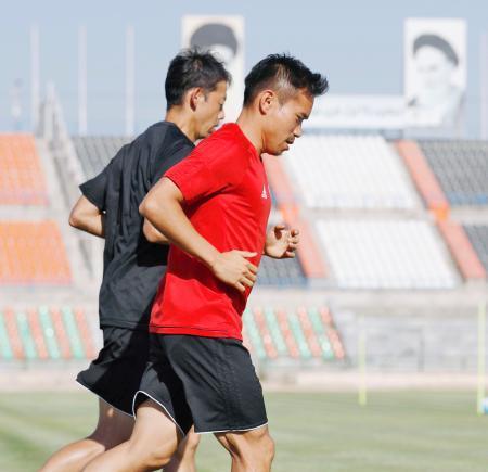 サッカー、長友は全体と別で調整 日本代表、テヘランで練習