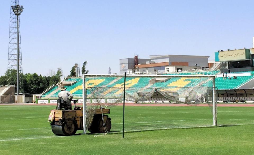 　Ｗ杯アジア最終予選のイラク戦が行われるパス・スタジアム。試合に向け、ピッチを整備する係員の姿もあった