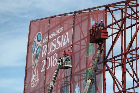 　サッカーＷ杯ロシア大会開幕まで１４日であと１年。ソチ冬季五輪の会場ともなった五輪公園にも巨大な屋外看板が準備中＝１２日、ソチ（ゲッティ＝共同）