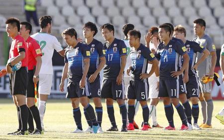 　サッカーＷ杯アジア最終予選で、イラクと引き分け肩を落とす日本イレブン＝13日、テヘラン（共同）