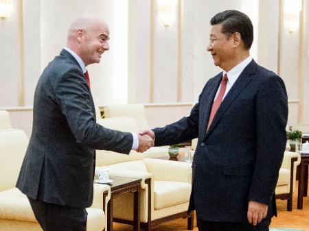 　北京の人民大会堂で握手を交わすＦＩＦＡのインファンティノ会長（左）と中国の習近平国家主席＝１４日（共同）