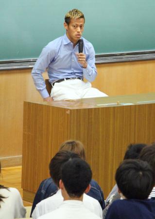 　金沢大で学生らに講演するサッカー日本代表の本田圭佑＝１６日、金沢市