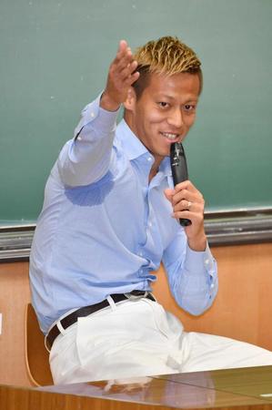　特別講演で学生からの質問を笑顔で受ける本田圭佑