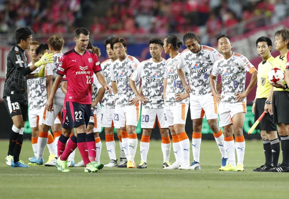 　試合終了間際にＣ大阪に追い付かれ、引き分けに終わった鄭大世（右から３人目）ら清水イレブン＝ヤンマー