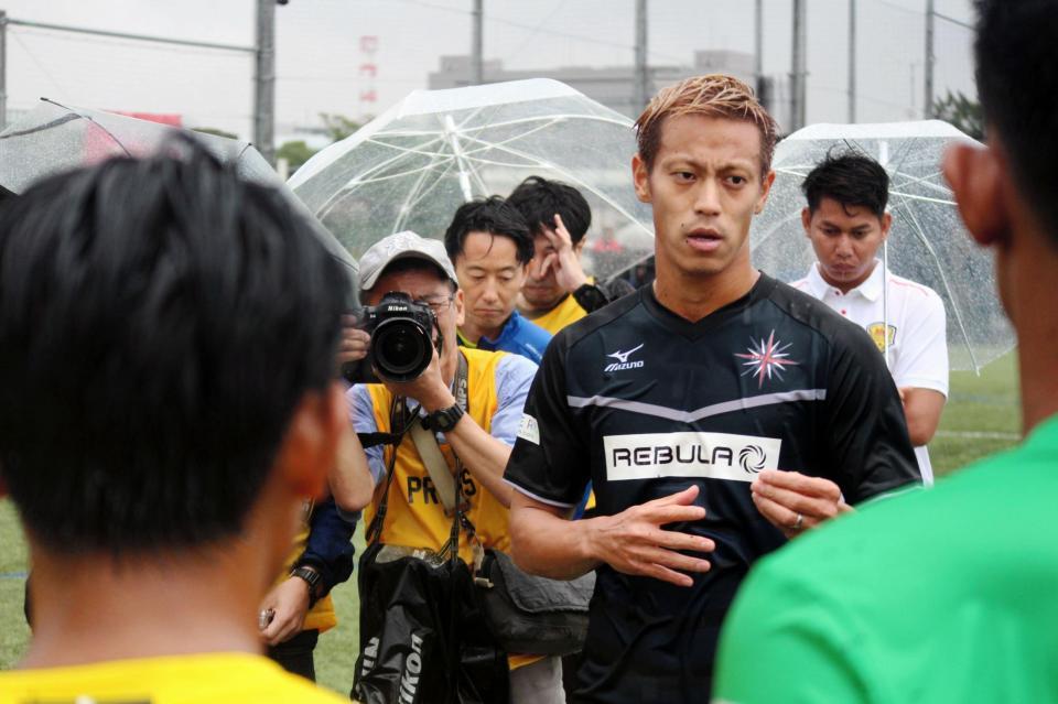 カンボジアから招いた「ソルティーロ・アンコールＦＣ」の選手にあいさつする本田圭佑＝ゾゾパーク・ホンダ・フットボール・エリア