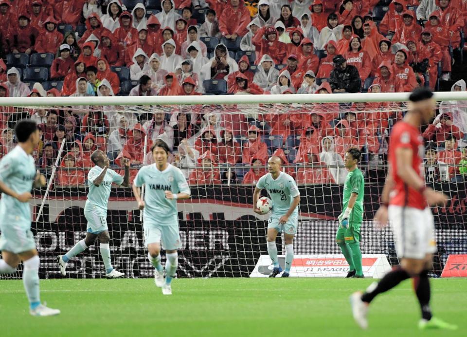 後半、アダイウトン（１５）に同点ゴールを決められ肩を落とすＧＫ西川（右から２人目）＝埼玉スタジアム