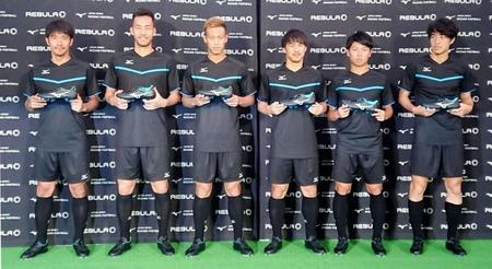 トークショーに参加し、ミズノ社の新サッカーシューズを手にする（左から）阿部、吉田、本田、岡崎、武藤、金崎