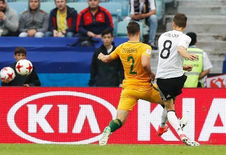 　オーストラリア-ドイツ　後半、３点目のゴールを決めるドイツのゴレツカ（８）＝ソチ（共同）