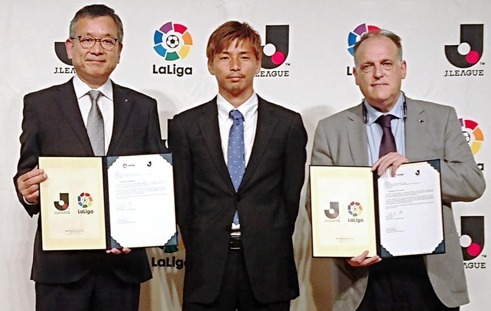 　Ｊリーグとスペインのリーグ「ラリーガ」が戦略的連携協定を締結し、調停式に出席した（左から）村井チェアマン、エイバル・乾貴士、ラ・リーガのテバス会長