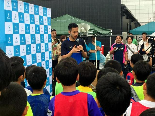 吉田麻也がサッカー教室「元気とエネルギーをもらえる」