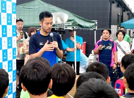 　サッカー教室を開き、子どもたちの質問に答える吉田麻也