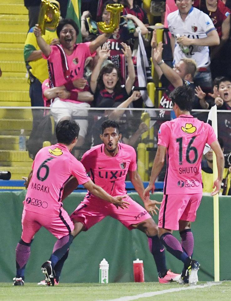 　柏－鹿島　後半、決勝ゴールを決め喜ぶ鹿島・ペドロジュニオール（中央）＝柏