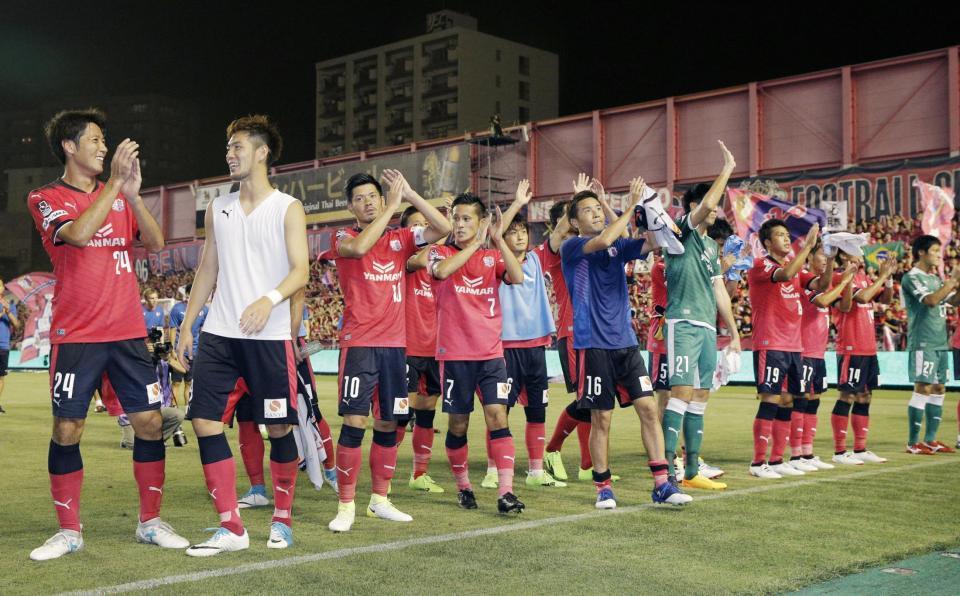 　Ｃ大阪－ＦＣ東京　ＦＣ東京に勝利し、サポーターの声援に応えるＣ大阪イレブン＝金鳥スタ