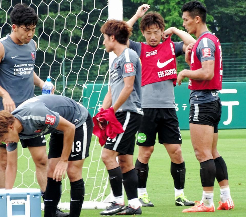 紅白戦でレギュラー組に入った浦和・宇賀神（右から２人目）