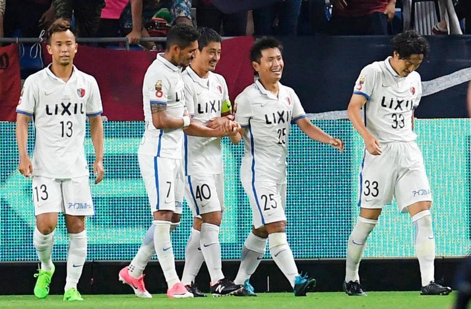 後半、先制ゴールを決め、小笠原（中央）らに祝福される鹿島・遠藤（右から２人目）＝吹田スタ