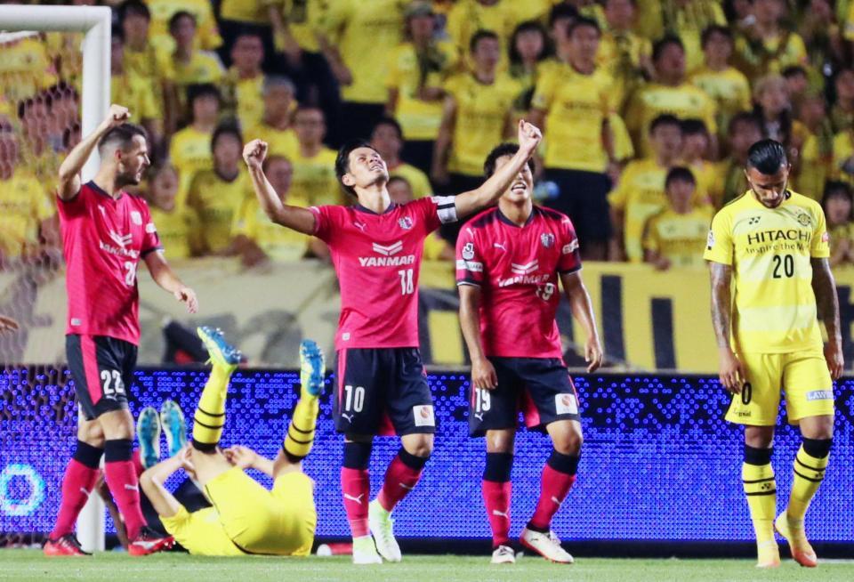 　柏に逆転勝利し、喜ぶ山口（10）らＣ大阪イレブン