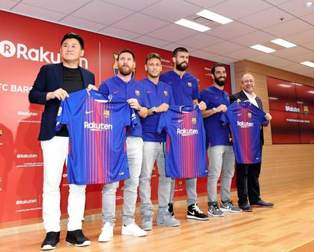 　楽天、バルセロナのコラボＴシャツを手に写真に納まる（左から）三木谷浩史会長、メッシ、ネイマール、ピケ、アルダ、アローヨ副会長