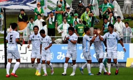 　先制点を決めて喜ぶＦＣ大阪イレブン