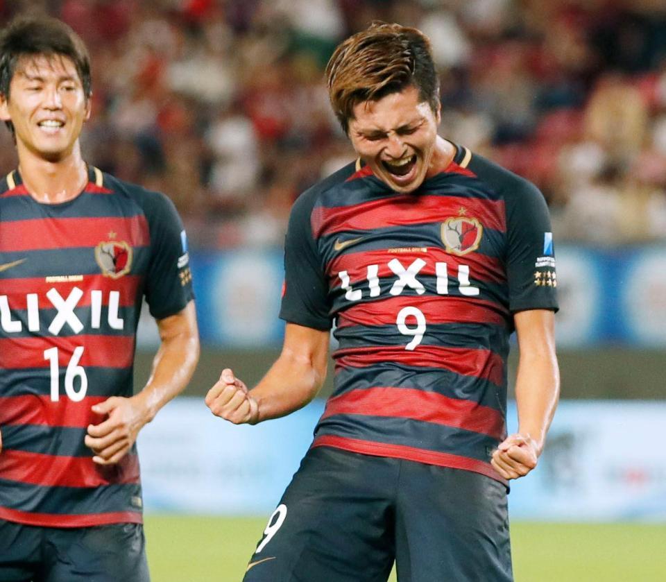 鹿島－セビリア　試合終了間際、２点目のゴールを決め喜ぶ鹿島・鈴木（右）＝カシマ