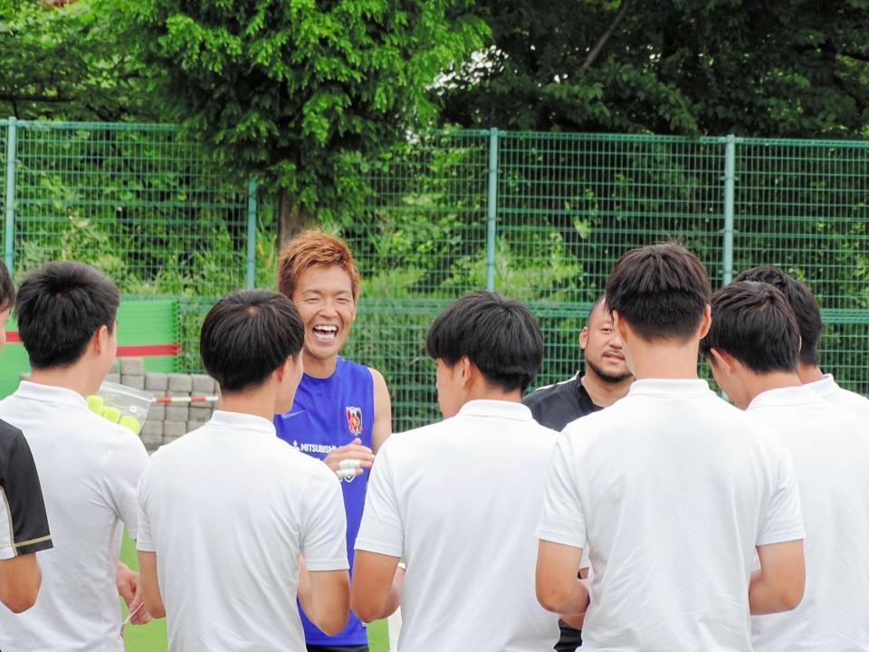 浦和ＧＫ西川は練習後、見学に訪れた古巣の大分Ｕ－18の選手たちと触れ合う