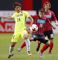 　札幌－浦和　後半、浦和・関根（左）と競り合う札幌・チャナティップ＝札幌ドーム