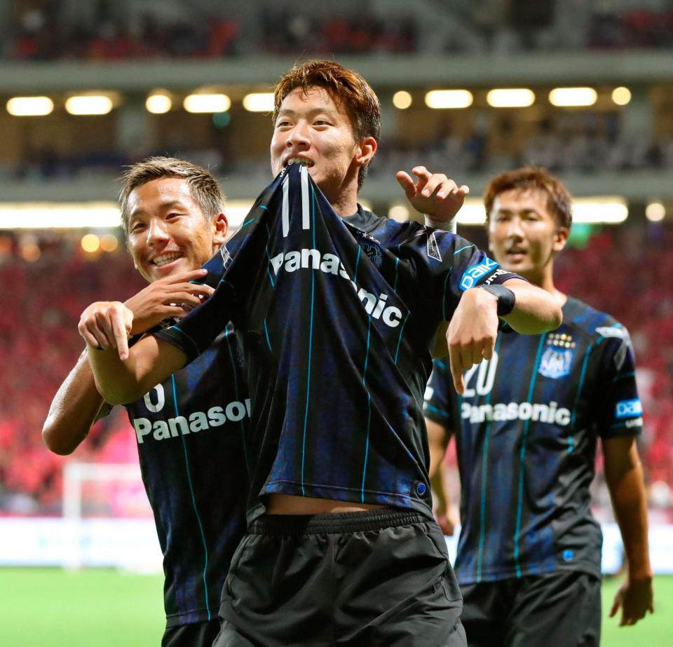 　後半、同点のゴールを決め喜ぶＧ大阪・黄義助（中央）＝共同