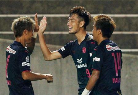 　前半、チーム３点目のゴールを決め、柿谷（左）らに祝福されるＣ大阪・杉本（中央）