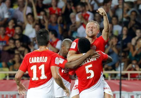 　サッカーのフランスリーグが開幕、トゥールーズ戦でゴールを喜ぶモナコの選手たち＝４日（ロイター＝共同）