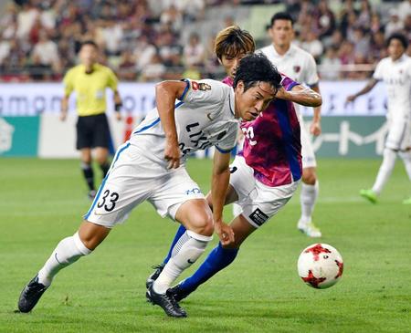 　前半、ドリブルで攻め込む鹿島・金崎（左）