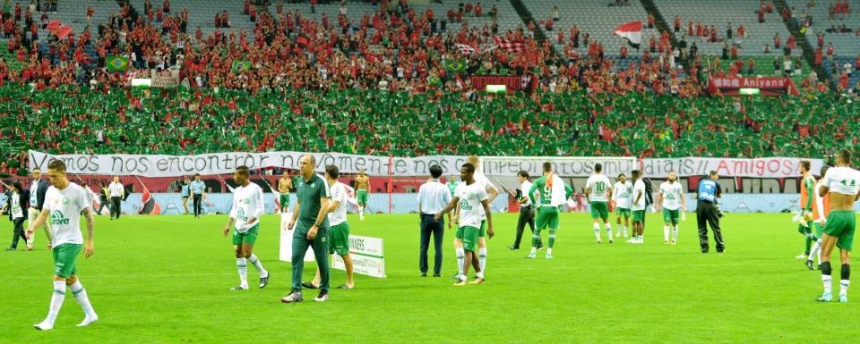 試合後、浦和サポーターから激励を受けるシャペコエンセイレブン（撮影・金田祐二）