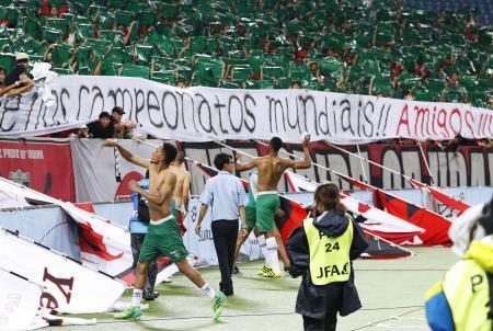 　１５日の浦和戦で、ポルトガル語の横断幕を掲げる観客の声援に応えるシャペコエンセの選手たち＝埼玉スタジアム