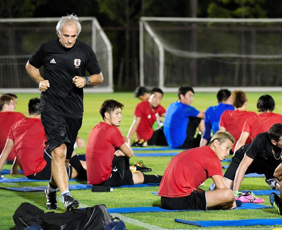 試合後にストレッチする本田。左はハリルホジッチ監督＝さいたま市内（撮影・堀内翔）