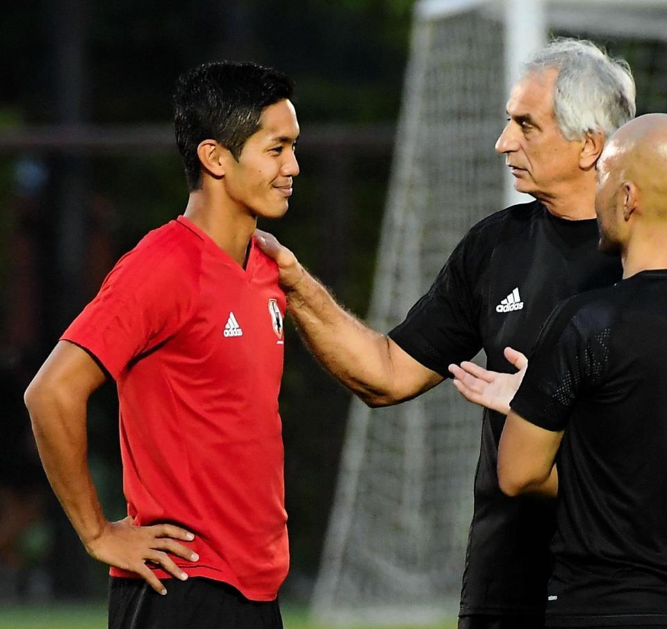 練習前にハリルホジッチ監督（右）と話す武藤＝さいたま市内（撮影・堀内翔）