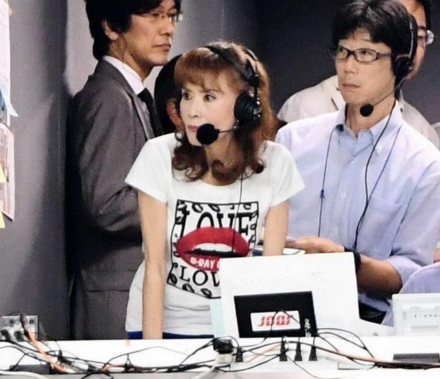 小柳ルミ子　ラジオ解説で実況席　眼光鋭く見守る