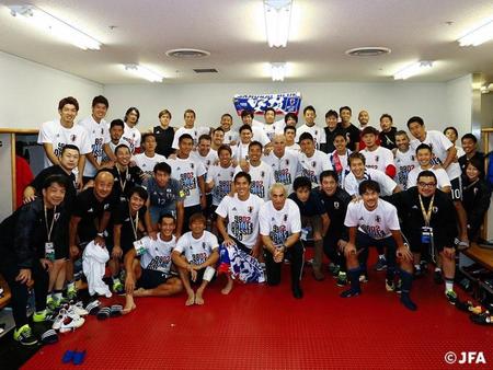 ロシアＷ杯出場権を獲得した直後に撮影されたサッカー日本代表の選手、スタッフらによる記念写真（日本サッカー協会提供）