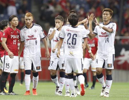 　準決勝進出を決め、喜ぶ丸橋（14）らＣ大阪イレブン＝埼玉スタジアム