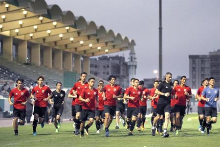 　サウジアラビア戦に向け調整する日本イレブン＝ジッダ（共同）