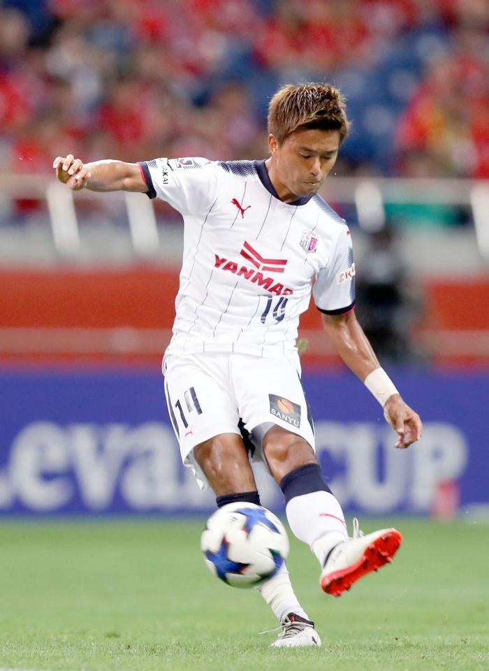 　前半、２点目となるＦＫを放つＣ大阪・丸橋（共同）