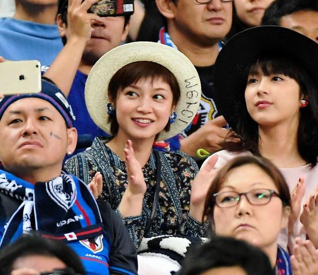 アモーレ平愛梨も夫 長友の決戦 観客席で見守る 結婚指輪キラリ サッカー デイリースポーツ Online