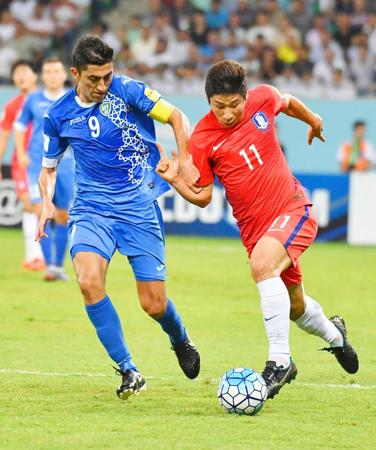 　ウズベキスタン戦で競り合う韓国の李根鎬（右）