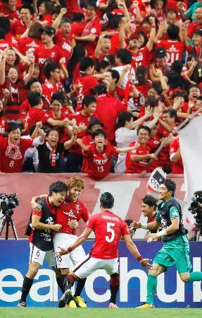 　浦和-川崎　後半、４点目のゴールを決め祝福される浦和・高木（左から２人目）＝埼玉スタジアム