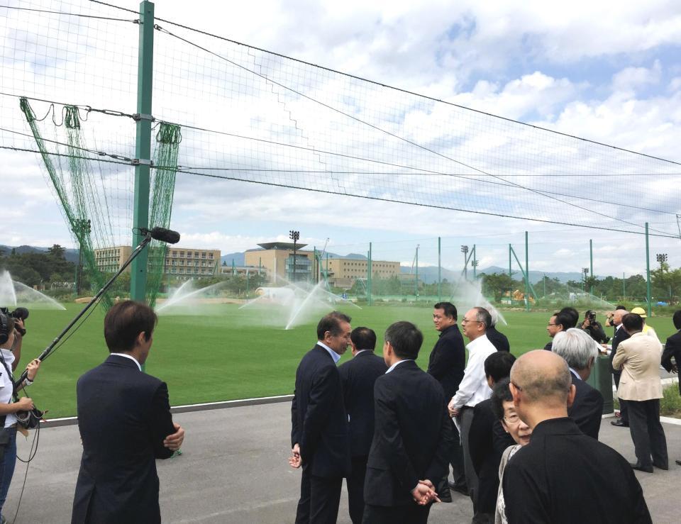 　福島のＪヴィレッジで行われた理事会を前に、日本サッカー協会の理事たちが施設の復旧状況を視察した。