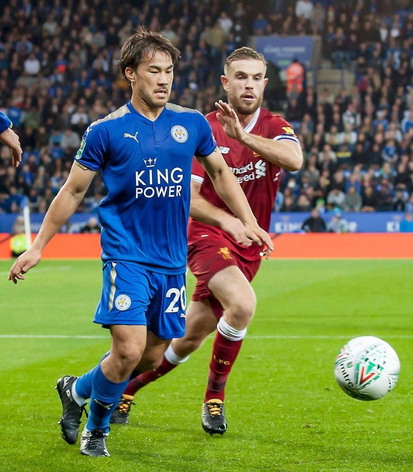 　リバプール戦の後半、競り合うレスターの岡崎（左）＝（共同）