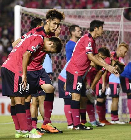 　仙台に敗れ肩を落とす杉本（左から２人目）らＣ大阪イレブン＝金鳥スタ