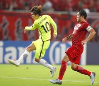 　前半、同点ゴールを決める浦和・柏木（１０）（共同）