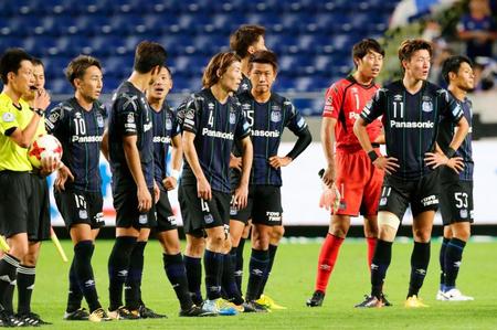 　横浜Ｍに競り負け、肩を落とすＧ大阪イレブン