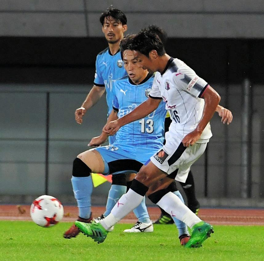 　前半途中出場したＣ大阪・清武弘嗣（手前）